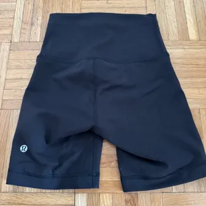 Lululemon Wunder Train Shorts thumbnail 3