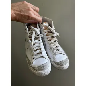 Nike Blazer Mid 77 Womens White Leather High Top Sneakers Suede Retro Streetwear thumbnail 2