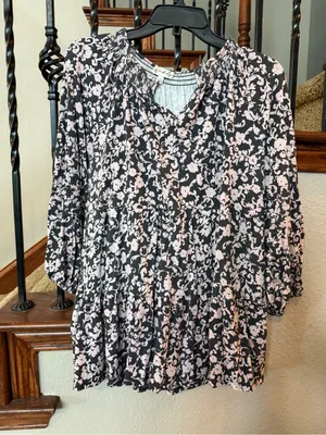 Wonderly Dark gray and Blush Floral Peasant Blouse size L thumbnail 1