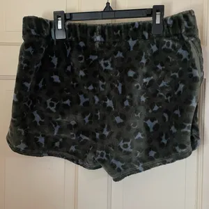 AERIE Shorts Green Cheetah Print Fleece Size Medium Pajama Lounge Beach Travel thumbnail 7