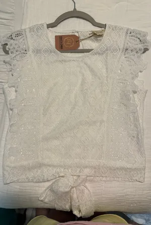 Grace & Emma boutique top size medium White thumbnail 1