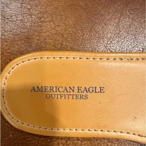 EUC AMERICAN EGLE Womens Gold Champagne Tan Flip Flops Sandals Size 9 thumbnail 3