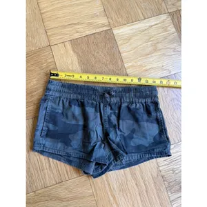 Aritzia TNA Army Green Camo Cotton Shorts w/ Elastic Waistband, Size S, GUC thumbnail 7