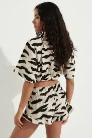 H&M Matching Set Zebra Print Crop Top/Shorts Black/Cream 2-piece tie high-waist Sz M lace cutouts coastal coord thumbnail 2