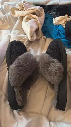 UGG slippers thumbnail 3