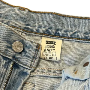 Vintage Levi's 550 Relaxed Tapered Jeans Light Wash 90s Mom Y2K Jeans Size 12 thumbnail 3
