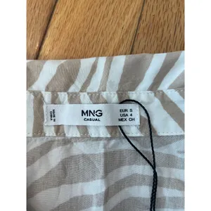 NWOT MNG‎ MANGO women's zebra print short sleeve blouse size 4 thumbnail 4