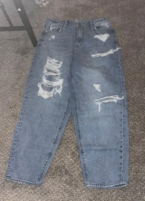American Eagle Relaxed Mom Jean thumbnail 1