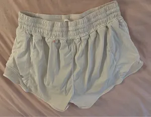 Lululemon Hotty Hot Shorts 2.5" High-Rise white thumbnail 3