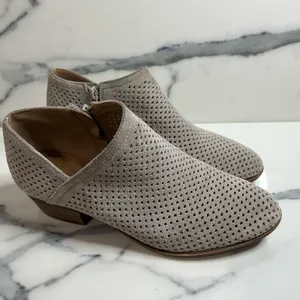 Lucky Brand Gray Suede Perforated Baylah Bootie Sz 9 Boho Minimalist Festival thumbnail 3