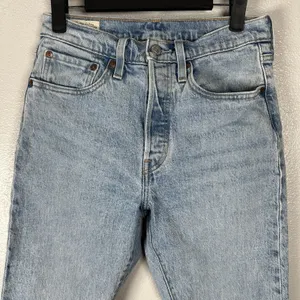 Levis 501 Premium Denim Jeans Womens Size 26x30 Button Fly Light Wash Raw Hem‎ thumbnail 2