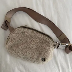 Lululemon Everywhere Belt Bag 1L thumbnail 1