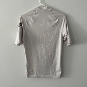 Quicksilver Off White Short Sleeve Rash Guard Surf Tee No Size Tag Est. Size Men’s S thumbnail 10
