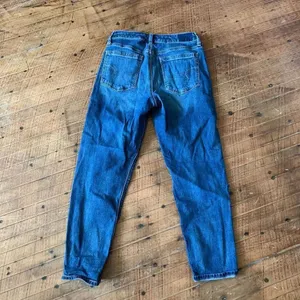 American Eagle Vintage hi-rise relaxed distressed size 6 jeans thumbnail 3