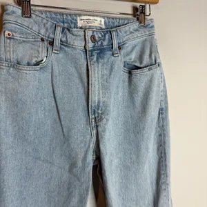 Abercrombie & Fitch Curve Love 90's Relaxed High Rise Jeans thumbnail 3
