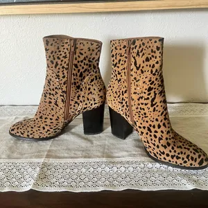 Womens Gibson Latimer Lessonii Leopard Leather Suede Block Heel Boots Size 8.5 thumbnail 2