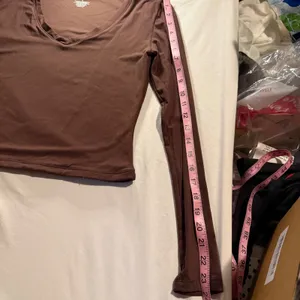 QINSEN Womens Brown Long Sleeve V-Neck Stretchy Fitted Top Size S thumbnail 6