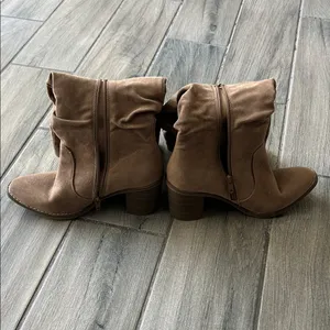 Universal Threads Tan Heeled Boots thumbnail 3