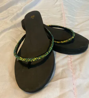 H&M black flip flops thumbnail 1