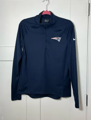 Nike Women’s medium NE Patriots NFL pullover thumbnail 1
