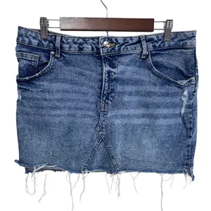 H&M Divided Women's Size 12 Blue Denim Mini‎ Skirt Distressed Raw Hem thumbnail 2