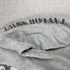 Taylor Swift Sweatshirt Womens Medium Gray The Eras Tour 1/4 Zip Fleece Graphic thumbnail 4