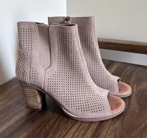 TOMS Majorca‎ Taupe Perforated Suede Peep Toe Ankle Booties Block Heel Women 5 thumbnail 1