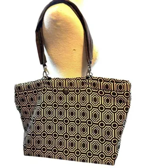 Geometric Patterned Tote Bag With Adjustable Straps & Zipper Closure Black thumbnail 1