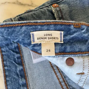 NWT Madewell Long Denim Shorts in Pedersen Wash 26 missing interior button thumbnail 10