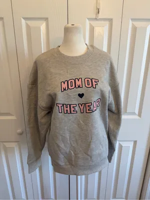 Favorite Daughter Mom of the Year Crewneck Sweatshirt Size Small NWT thumbnail 5