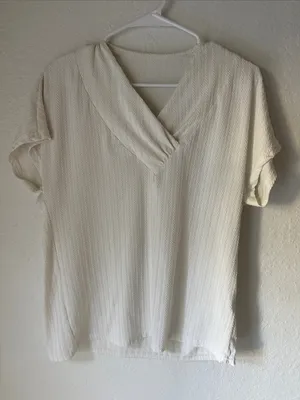 Women’s White Textured V-Neck Short Sleeve Top Size Medium thumbnail 1