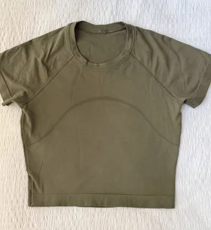 Lululemon Swiftly Tech Cropped Short-Sleeve Shirt 2.0 thumbnail 1