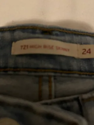 Levi's 721 High-Rise Skinny Jeans thumbnail 2