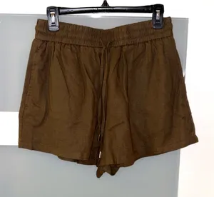 Zara cotton shorts, their comfortable design, characterized by a high elasticated and gathered waistband with an adjustable drawstring thumbnail 1