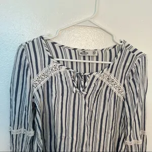Hollister Women's Size XS Cropped Top Long Sleeve Keyhole White Blue Gray Stripe thumbnail 4