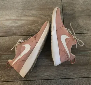 Nike Roshe One Women's Shoe Size 7 , pink thumbnail 1