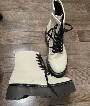 Platform boots Size 8 thumbnail 1