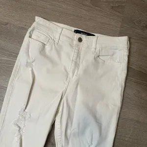 •Hollister• White High Rise Skinny Jeans thumbnail 4