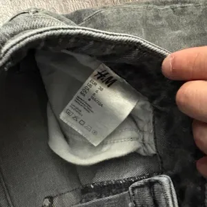 H&M Black mom jeans size 6 mom jeans thumbnail 5