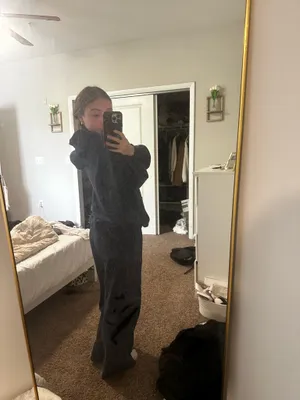 Navy blue hollister sweat seat thumbnail 2