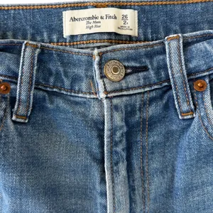 Abercrombie & Fitch The Mom High‎ Rise Distressed Jeans Medium Wash Blue Size 26 thumbnail 3