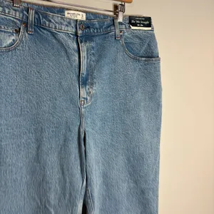 NWT Abercrombie & Fitch Ultra High Rise 90's Straight jeans thumbnail 2