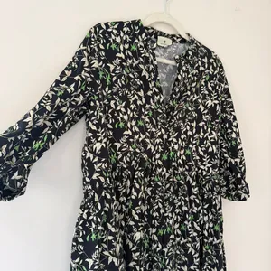 Tuckernuck Floral Tiered‎ Dress Button Front Green Black Floral Cotton Sz Medium thumbnail 5