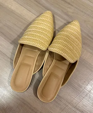 Woven Pointed thumbnail 1