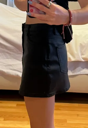 Low-Rise Mini Edikted Carly Skirt thumbnail 7