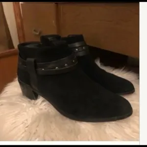 Clarks Black Suede Studded Leather Heel Booties Boho Western ankle boots thumbnail 3