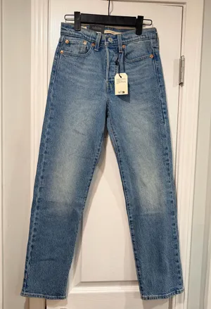 NWT Levi’s Size 24x28 Wedgie Straight Button Fly Jeans Classic Denim mid Rise thumbnail 1