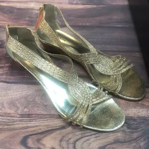 Alfani sz 8 gold w/ sequins shoes thumbnail 2