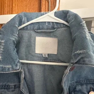 NWOT! Trendy Blue Distressed Denim Jacket thumbnail 4