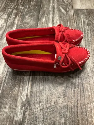 Minnetonka Red Suede Moccasin with Fringe Bow Size 5 thumbnail 15